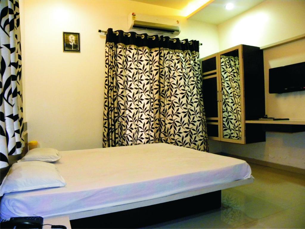 Hotel Shradha Saburi Palace Ширди Стая снимка