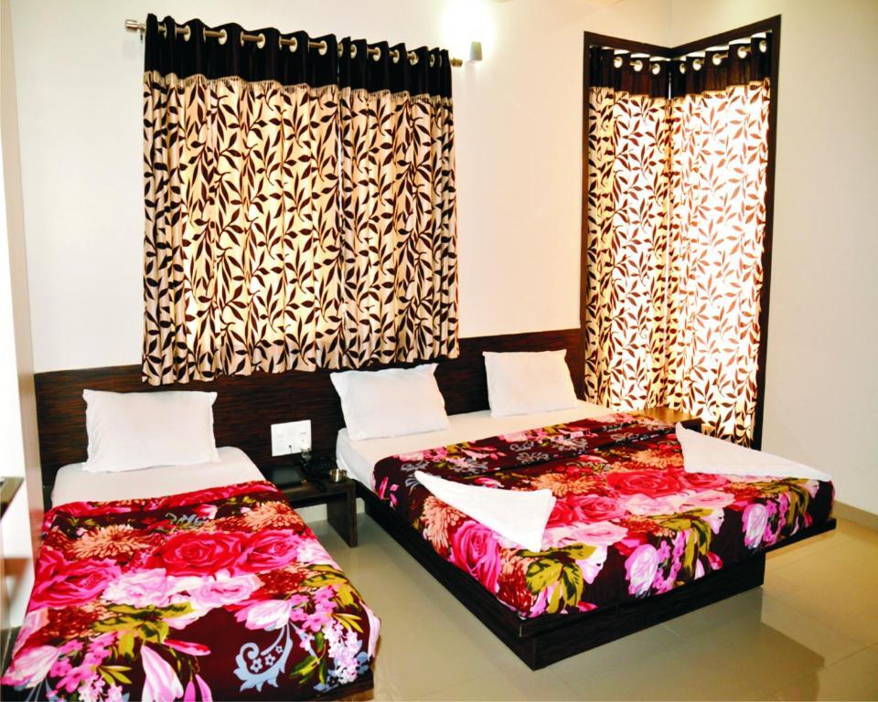 Hotel Shradha Saburi Palace Ширди Стая снимка